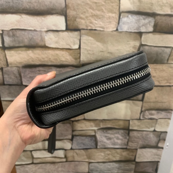 Auth. Michael Kors leather LG phone/card wristlet - Picture 10 of 13